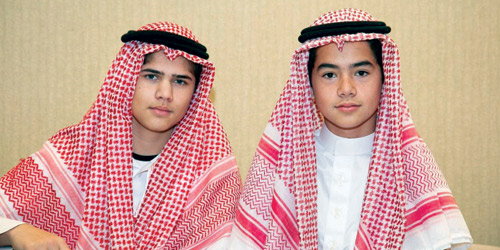   طفلان نيوزلنديان من  ضيوف خادم الحرمين الشريفين بالزي السعودي