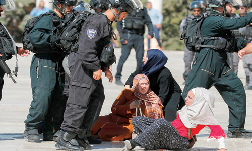  فلسطينيات يتعرضن للعنف من قبل قوات الاحتلال في ساحات الأقصى