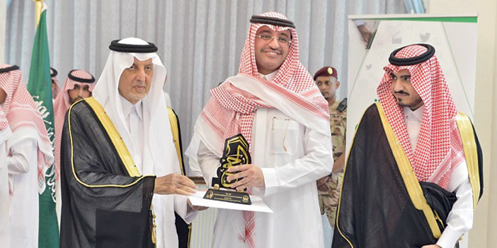 الأمير خالد الفيصل يسلم د. المغلوث الجائزة
