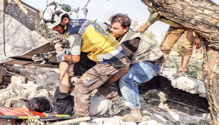   إنقاذ أحد المدنيين من تحت أنقاض مبانٍ قصفتها قوات الأسد... أ ف ب