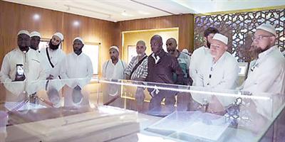 ضيوف خادم الحرمين الشريفين يزورون معرض القرآن الكريم 
