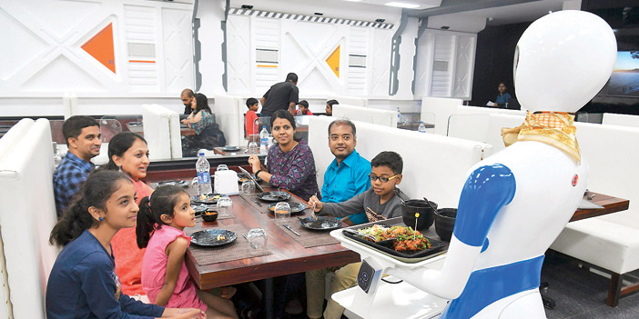 مطعم بالهند يقدم الأكل لمرتاديه عبر 5 «روبوتات» 
