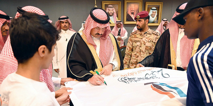  الأمير تركي بن طلال خلال استقباله مدير جمعية «آباء»