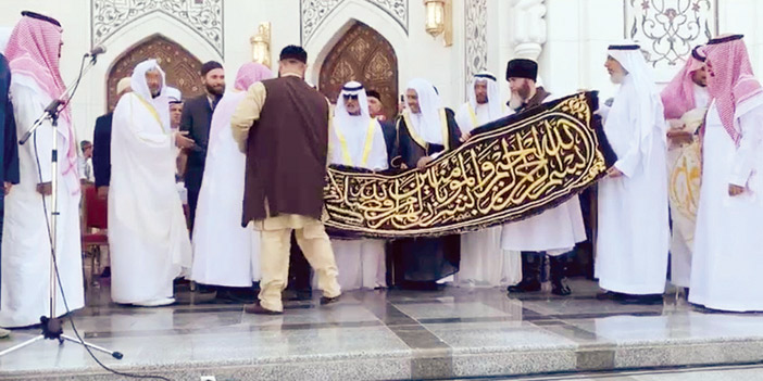  وزير الشؤون الإسلامية يسلم هدية الملك وولي العهد