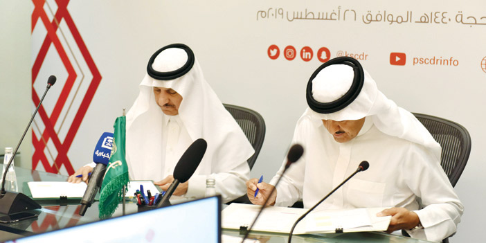  الأمير سلطان بن سلمان ود. بندر العيبان خلال توقيع مذكرة التفاهم