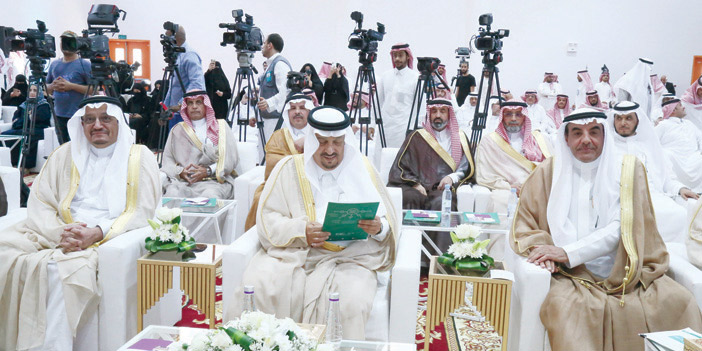 الأمير فيصل بن بندر خلال حفل التدشين متوسطًا وزير التعليم ونائبه