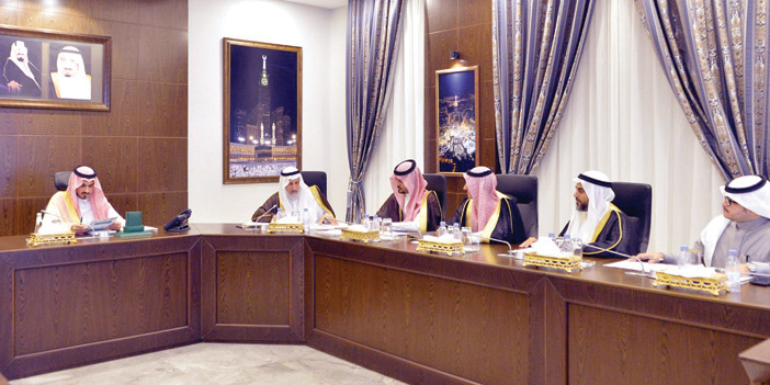   نائب أمير منطقة مكة خلال اجتماعه بمدراء الجامعات