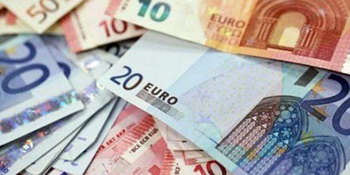 اليورو يتراجع عن مستوى 1.10 دولار إلى أدنى مستوى منذ مايو 2017 