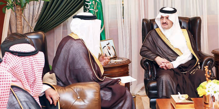   الأمير سعود بن نايف خلال لقائه بمدير «هدف»