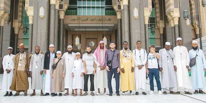 المشاركون بمسابقة الملك عبدالعزيز لحفظ القرآن يؤدون صلاة الجمعة بالمسجد الحرام 
