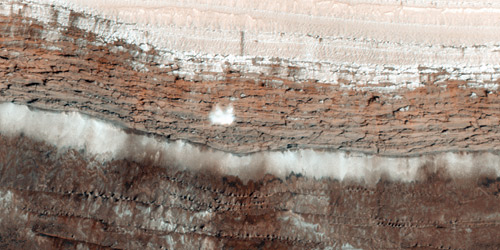 انهيار جليدي على سطح المريخ بسبب ارتفاع الحرارة 