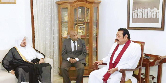  رئيس مجلس الشورى لدى وصوله إلى سريلانكا
