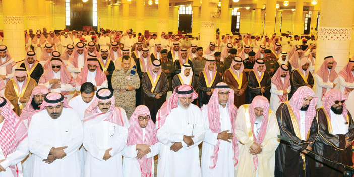 أمير منطقة الرياض يؤدي صلاة الميت على الأمير فيصل بن فهد بن مشاري 