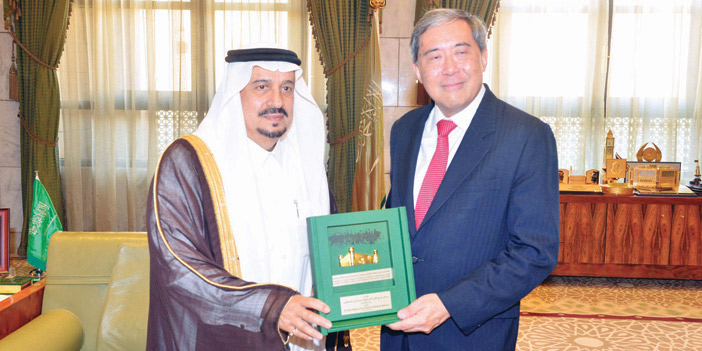  أمير منطقة الرياض مودعاً سفير سنغافورة