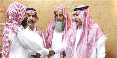 مدير تعليم منطقة الرياض يقدم العزاء لأسرة الطالب الحارثي 
