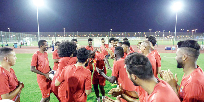  اللاعبون يحتفلون بالمحترف يوسف نياكاتي