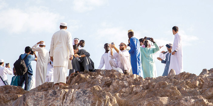 المشاركون في مسابقة الملك عبدالعزيز الدولية يزورون مسجد قباء وجبل أُحد بالمدينة 