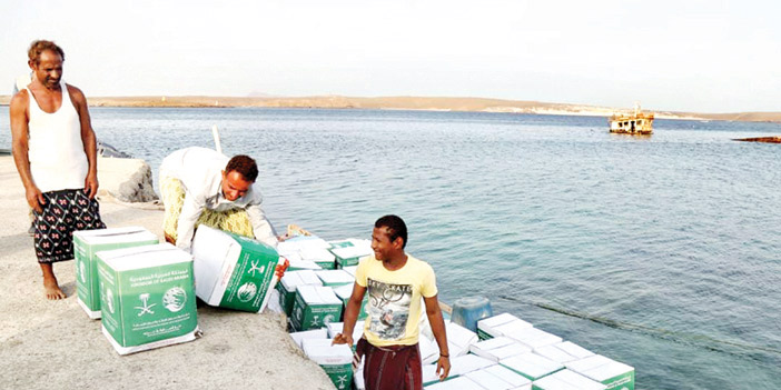 توزيع 400 سلة غذائية في جزيرة ميون التابعة لتعز 