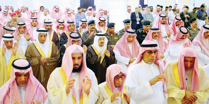 أمير منطقة الرياض يؤدي صلاة الميت على الأمير مشاري بن محمد بن عياف 