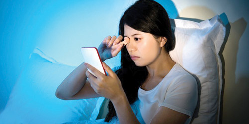 كيف تحمي عينيك من ضرر استخدام الهواتف؟ 