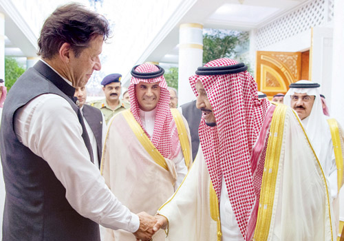  خادم الحرمين خلال استقباله رئيس الوزراء الباكستاني