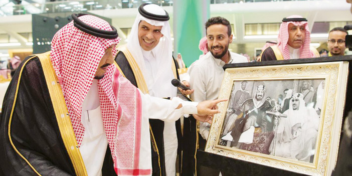  الملك سلمان يتوقف عند صورة لوالده الملك عبدالعزيز