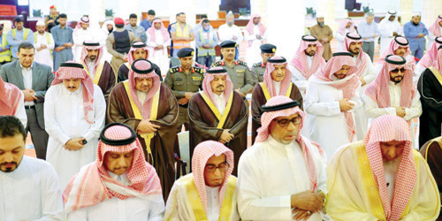 أمير منطقة الرياض يؤدي صلاة الميت على والدة الأمير نواف بن مساعد 