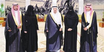 أمير منطقة الرياض يستقبل نجلاء العتيبي وشريفة المطيري لحصولهما على جائزة الملك سلمان للدراسات العليا 