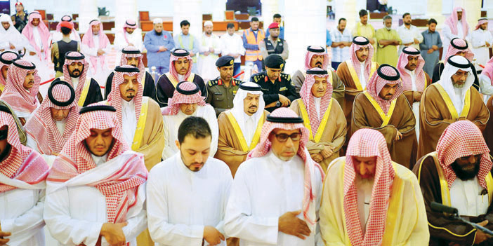  أمير منطقة الرياض يؤدي صلاة الميت على الأميرة شروق بنت بدر