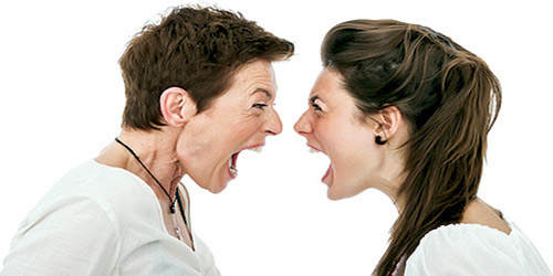 صوت الأمهات العالي «لا يفيد في إقناع الأبناء» 