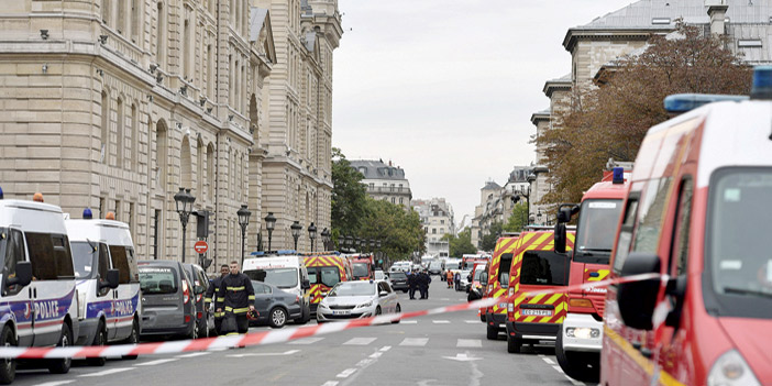 انتشار واسع للشرطة الفرنسية بعد الهجوم بالسلاح الأبيض على عناصرها وسط باريس