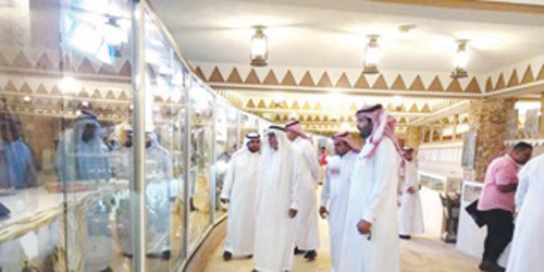  الضيوف يستمعون لشرح عبدالعزيز أبابطين بمتحف أبابطين التراثي