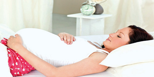 لماذا ينبغي على النساء تجنُّب النوم على ظهورهن أواخر الحمل؟ 