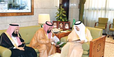 الأمير فيصل بن بندر يطلع على احتياجات أحياء الرياض ويدشن تطبيق «بلدي» 