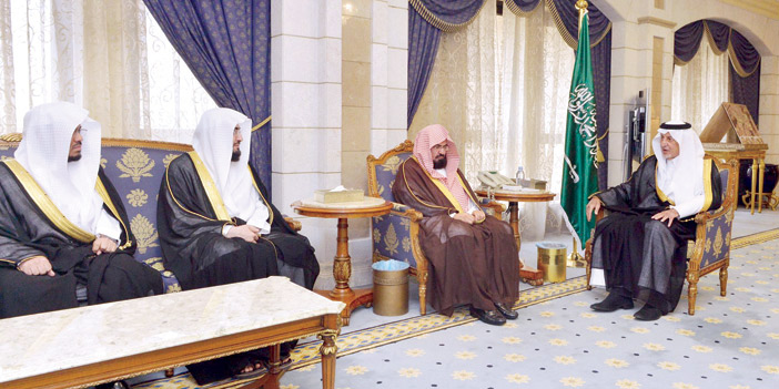  الأمير خالد الفيصل خلال استقباله الشيخ السديس وأئمة الحرم المعينين حديثاً