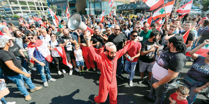  مئات المتظاهرين في قلب العاصمة اللبنانية بيروت احتجاجًا على الأزمة الاقتصادية