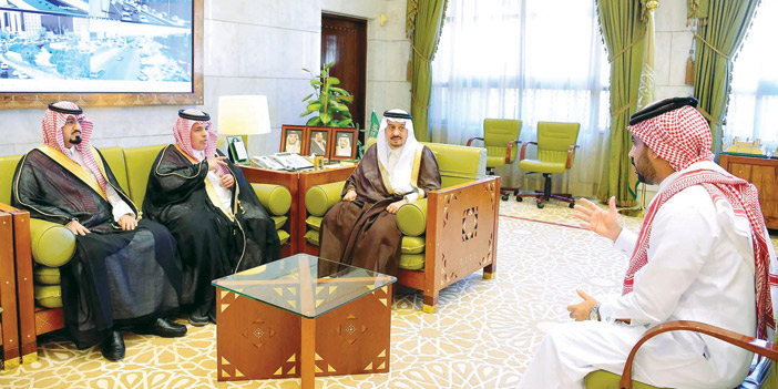  الأمير فيصل بن بندر خلال استقباله رئيس وأعضاء جمعية الإعاقة السمعية