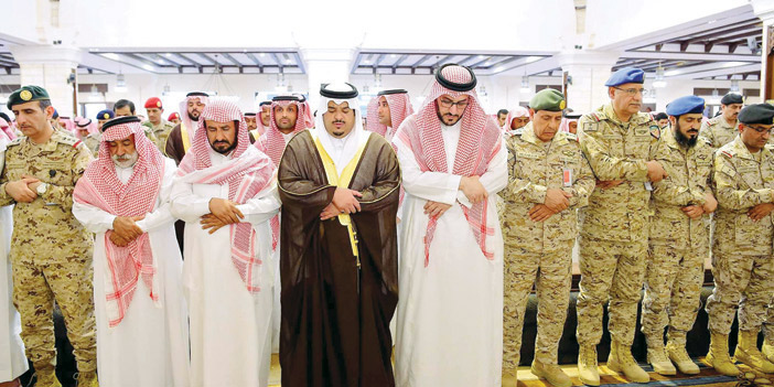  نائب أمير منطقة الرياض يؤدي صلاة الميت على شهداء الواجب