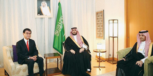  الأمير تركي بن محمد خلال لقائه وزير الدفاع الياباني