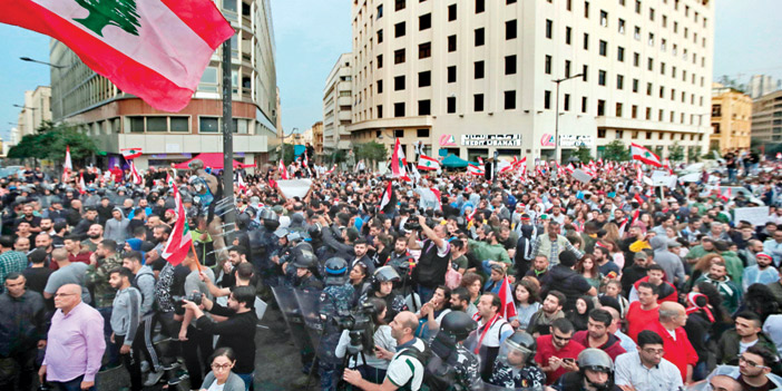  اللبنانيون يواصلون مظاهراتهم لليوم السابع مطالبين بإسقاط الحكومة