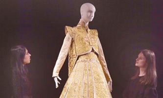 فستان زفاف صيني يجني 900 ألف دولار أمريكي في دار مزادات «Sotheby» 