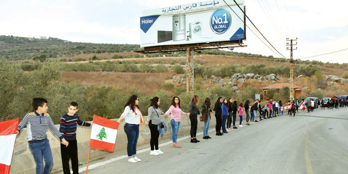 لبنان تتحد.. سلسلة بشرية من المتظاهرين من الشمال إلى الجنوب 