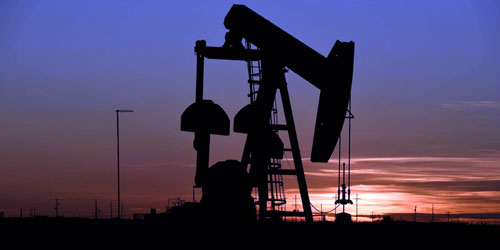 أسعار النفط تنخفض بعد مكاسب قوية حققتها الأسبوع الماضي 