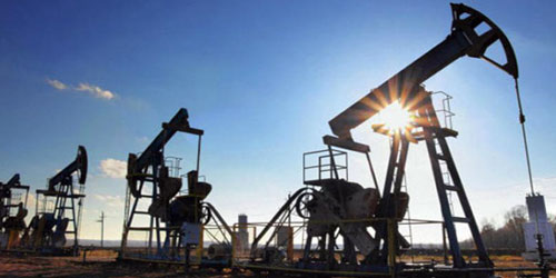 النفط ينخفض لليوم الثاني قبل بيانات المخزونات الأمريكية 