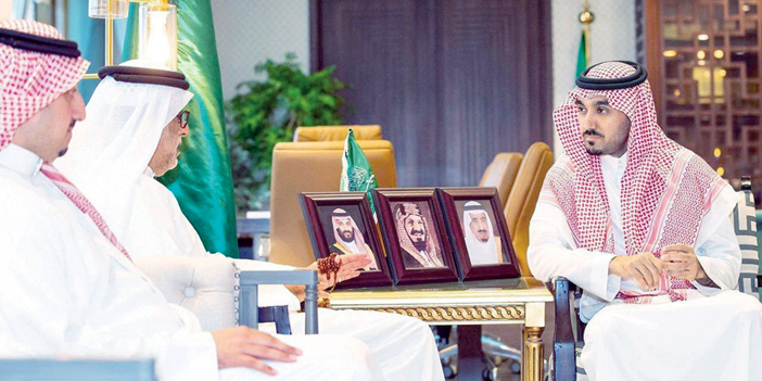  رئيس الاتحاد الآسيوي يتوسط رئيس هيئة الرياضة ورئيس الاتحاد السعودي