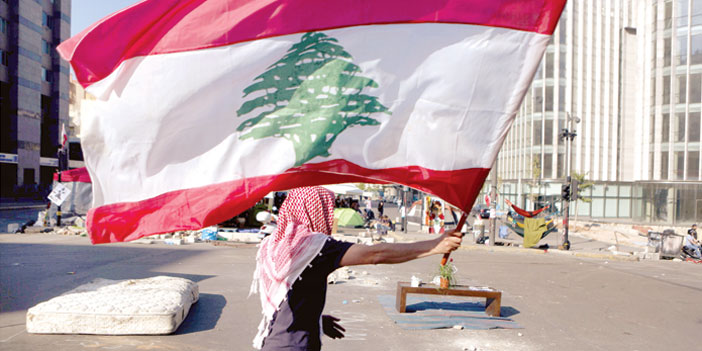  اللبنانيون يخلون مناطق التظاهرات بعد دعوة الجيش لفتح الطرقات