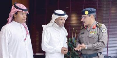 شرطة الرياض تكرم مواطناً لتعاونه مع رجال الأمن 