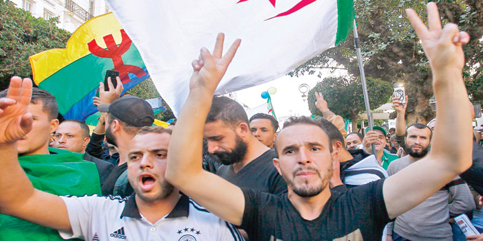  المتظاهرون في الجزائر ضد النظام