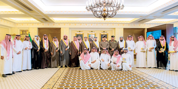  لقطة جماعية للمكرمين والمسئولين مع سمو أمير القصيم