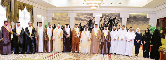  الأمير فيصل بن بندر خلال استقباله د. السماري وأعضاء الأمانة
